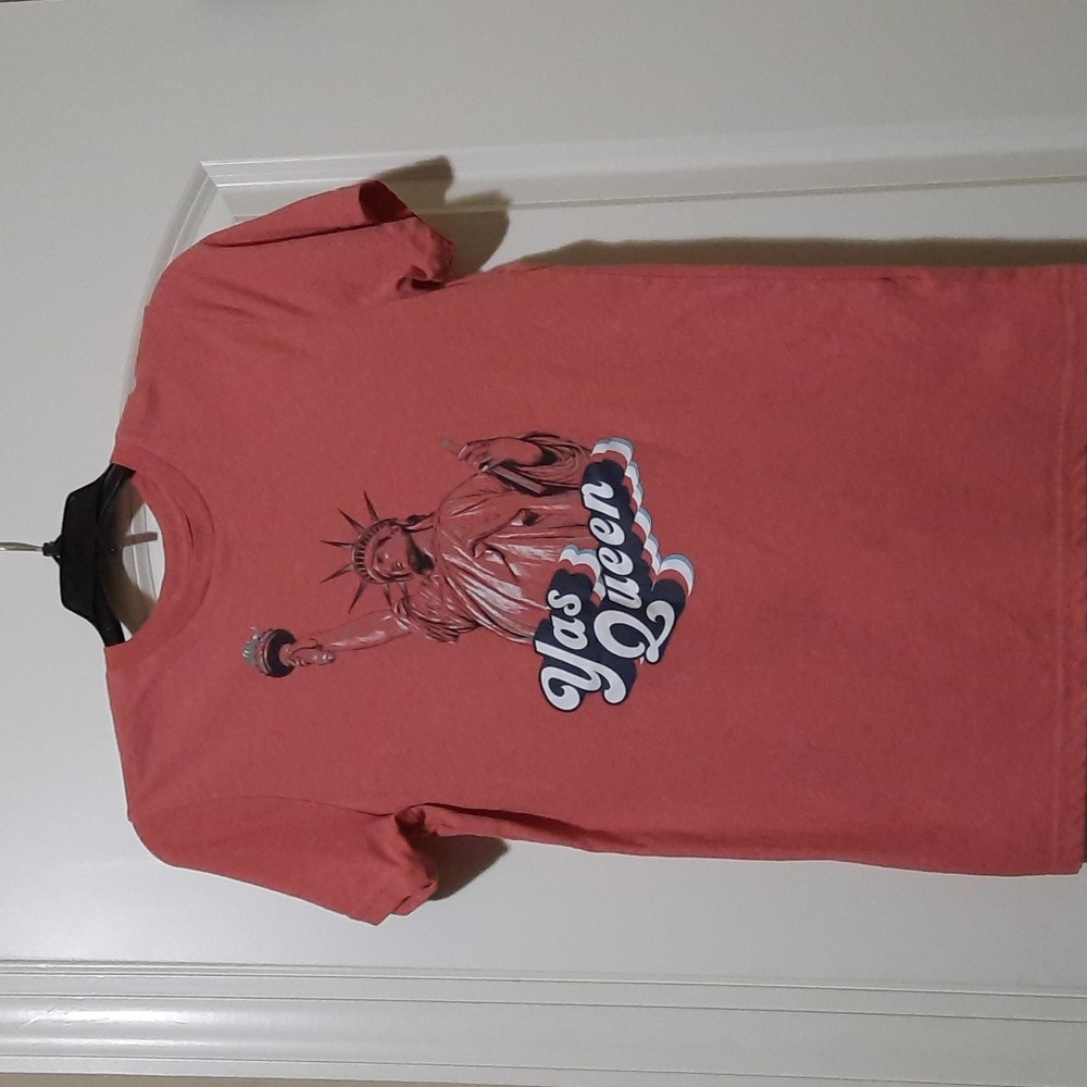 Statue Of Liberty Yas Queen T-Shirt